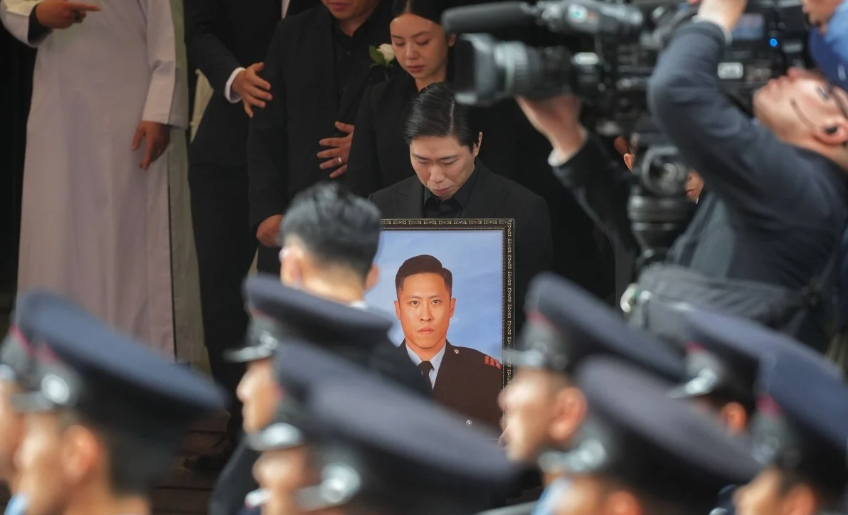 Xúc động trước tang lễ của lính cứu hỏa hy sinh trong đám cháy Hong Kong (Trung Quốc): Bạn gái 10 năm làm 1 việc đặc biệt- Ảnh 1.