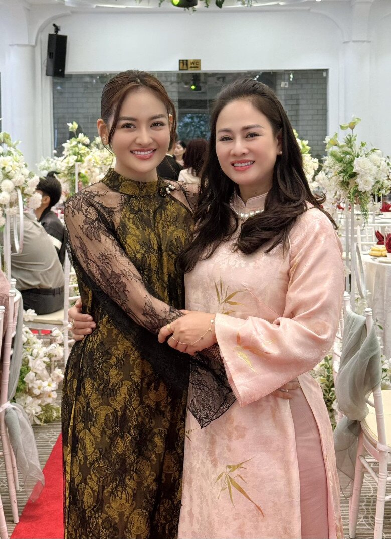 "Bạn gái Mạnh Trường" hiếm hoi khoe nhan sắc mẹ ruột trẻ đẹp như chị em sinh đôi khiến con gái cũng phải "xách dép" 1 Nhan sắc 2 mẹ con diễn viên Thùy Anh khiến nhiều người trầm trồ, đặc biệt là mẹ của cô càng gây bất ngờ hơn khi diện mạo quá đỗi trẻ trung.