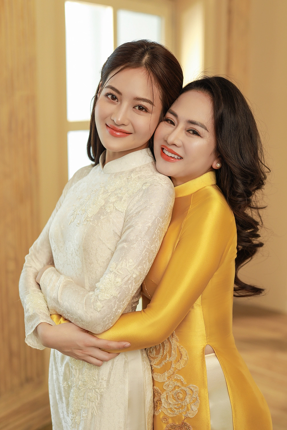 "Bạn gái Mạnh Trường" hiếm hoi khoe nhan sắc mẹ ruột trẻ đẹp như chị em sinh đôi khiến con gái cũng phải "xách dép" 3 Trong bộ ảnh chào mừng 8/3, hai mẹ con Thùy Anh cùng diện áo dài lụa tông vàng. Nữ diễn viên Thùy Anh cũng thừa hưởng không ít nét đẹp từ mẹ.