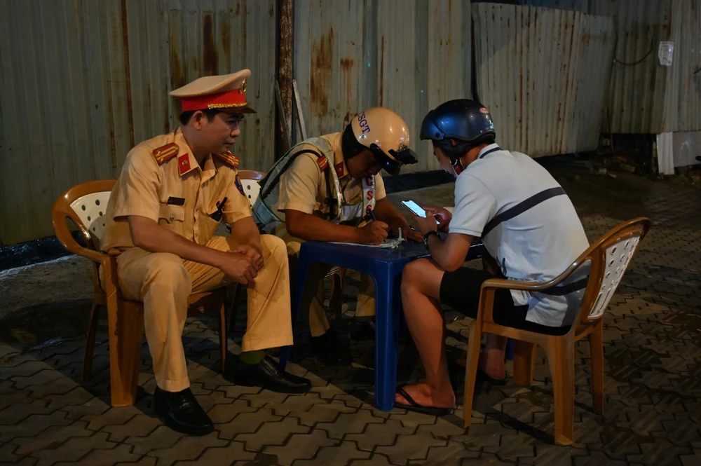 Đội CSGT Hàng Xanh, Phòng CSGT xử lý chuyên đề nồng độ cồn tối 20-12. Ảnh: PHẠM HẢI z7348326817098_8d6320194f917aa29443412555a3f2ff.jpg