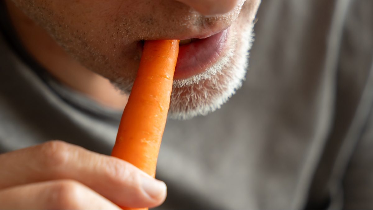 Bạn trai nghiện ăn cà rốt, cô gái bật khóc khi biết lý do đau lòng phía sau- Ảnh 1.