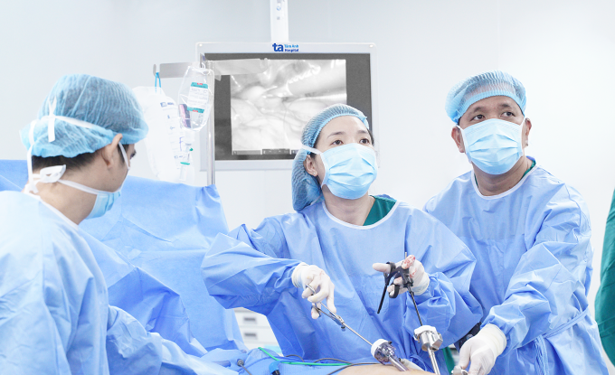 Bác sĩ Liên (giữa) và ThS.BS Nguyễn Trường Hoan phẫu thuật cho Thuận. Ảnh: Bệnh viện Đa khoa Tâm Anh