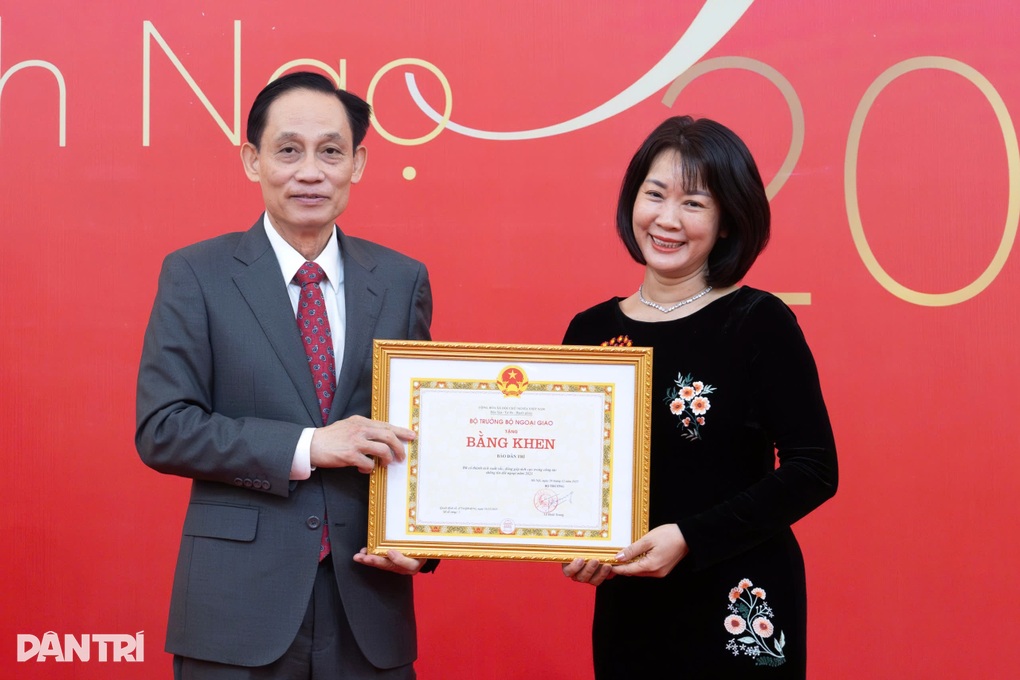 Báo Dân trí nhận bằng khen của Bộ trưởng Bộ Ngoại giao - 1