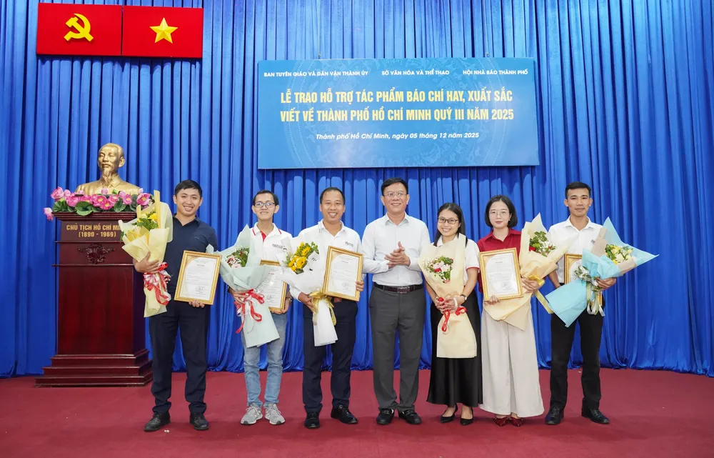 Đại diện nhóm tác giả Báo Pháp Luật TP.HCM được khen thưởng vì có tác phẩm hay, xuất sắc viết về TP.HCM quý 3-2025. Ảnh: THUẬN VĂN khen-thuong-70-tac-pham-3.jpg