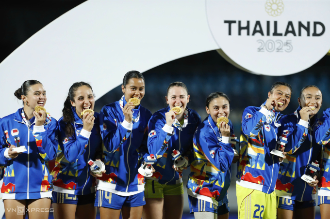 Các cầu thủ Philippines mừng tấm HC vàng bóng đá nữ SEA Games 33. Ảnh: Đức Đồng