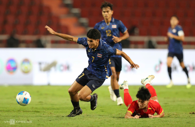 Kakana Khamyok vượt qua một pha truy cản của hậu vệ Việt Nam trong hiệp một trận chung kết bóng đá nam SEA Games 33 trên sân Rajamangala, Bangko tối 18/12. Ảnh: Đức Đồng