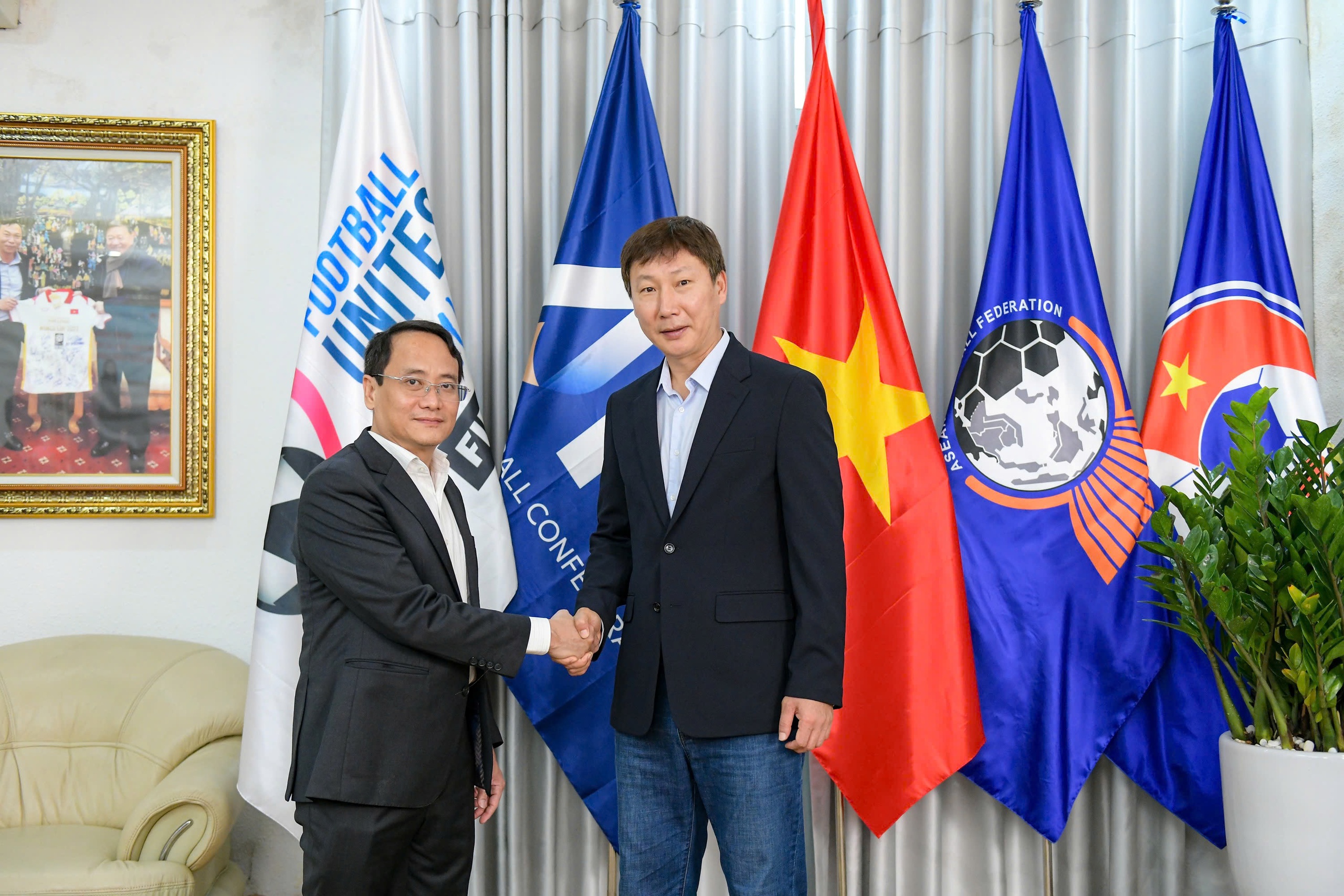 Báo Tuổi Trẻ, PNJ tặng HLV Kim Sang Sik huy chương làm từ 33 chỉ vàng - Ảnh 1.