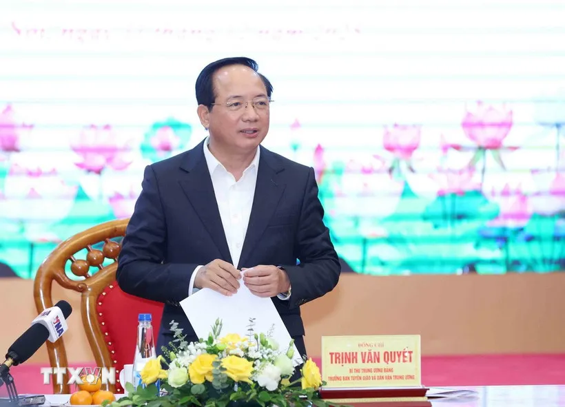 Ông Trịnh Văn Quyết, Bí thư Trung ương Đảng, Trưởng Ban Tuyên giáo và Dân vận Trung ương, phát biểu chỉ đạo buổi làm việc. TTXVN. bao-chi-phai-dan-dat-khong-phai-duoi-theo-mang-xa-hoi.jpg