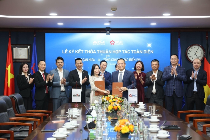 Bà Nguyễn Thị Ngoan, Giám đốc Tài chính MISA, CEO JetPay (đơn vị thành viên của MISA) và ông Phạm Anh Đức, Tổng giám đốc Bảo hiểm PVI ký kết hợp tác chiến lược toàn diện. Ảnh: Bảo hiểm PVI