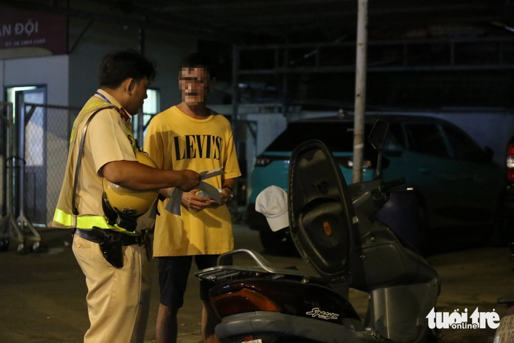 Bảo vệ quán bida uống nửa lon bia, chạy xe máy đi mua mồi bị cảnh sát giao thông Hàng Xanh xử lý 1 nồng độ cồn - Ảnh 1.