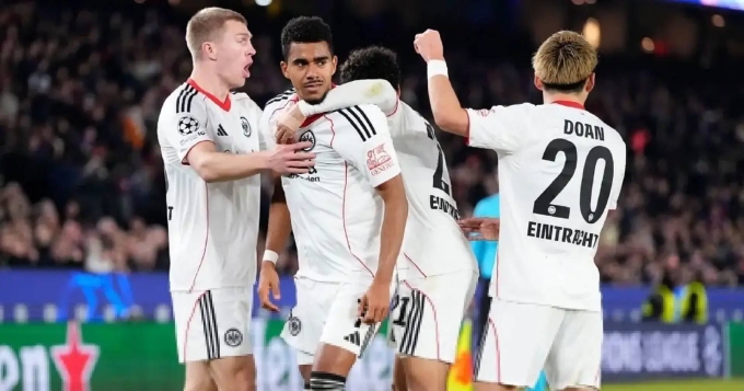 Các cầu thủ Frankfurt mừng bàn mở tỷ số trận thua Barca 1-2 ở lượt sáu vòng bảng Champions League tối 9/12. Ảnh: AFP