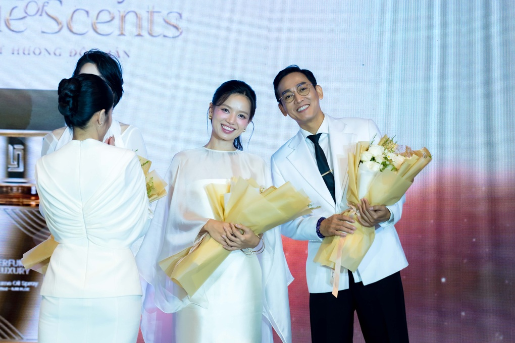 Bat gap cap sao Vbiz cach nhau 16 tuoi cong