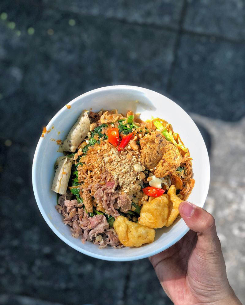 Khách Tây ngồi vỉa hè ăn đặc sản khi du lịch Hà Nội: Bất ngờ được lên thời sự, danh tính thật gây thích thú- Ảnh 5.