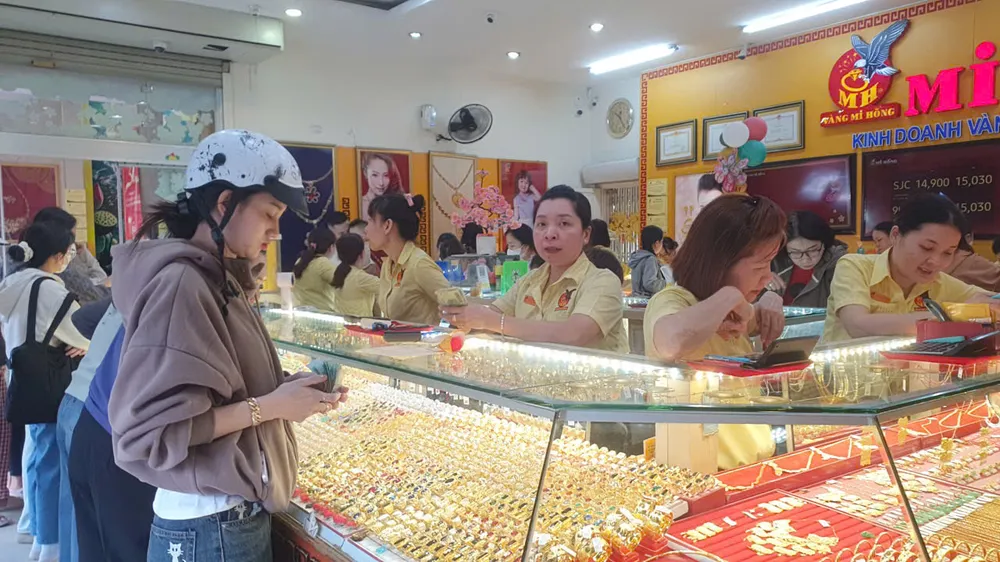 Giá vàng trong nước đồng loạt đứng yên trong khi giá vàng thế giới đang có chuỗi phiên tăng thứ 5 liên tiếp. Ảnh: T.L Giá vàng trong nước đồng loạt đứng yên trong khi giá vàng thế giới đang có chuỗi phiên tăng thứ 5 liên tiếp