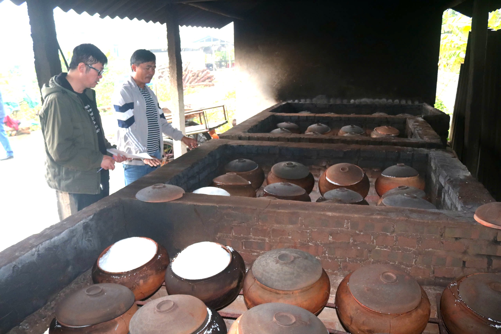 Bất ngờ với nghề… nấu muối- Ảnh 1.