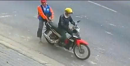 Bắt nhanh nghi phạm cướp giật vé số ở phường Kon Tum nhờ video lan truyền trên mạng 1 vé số - Ảnh 1.