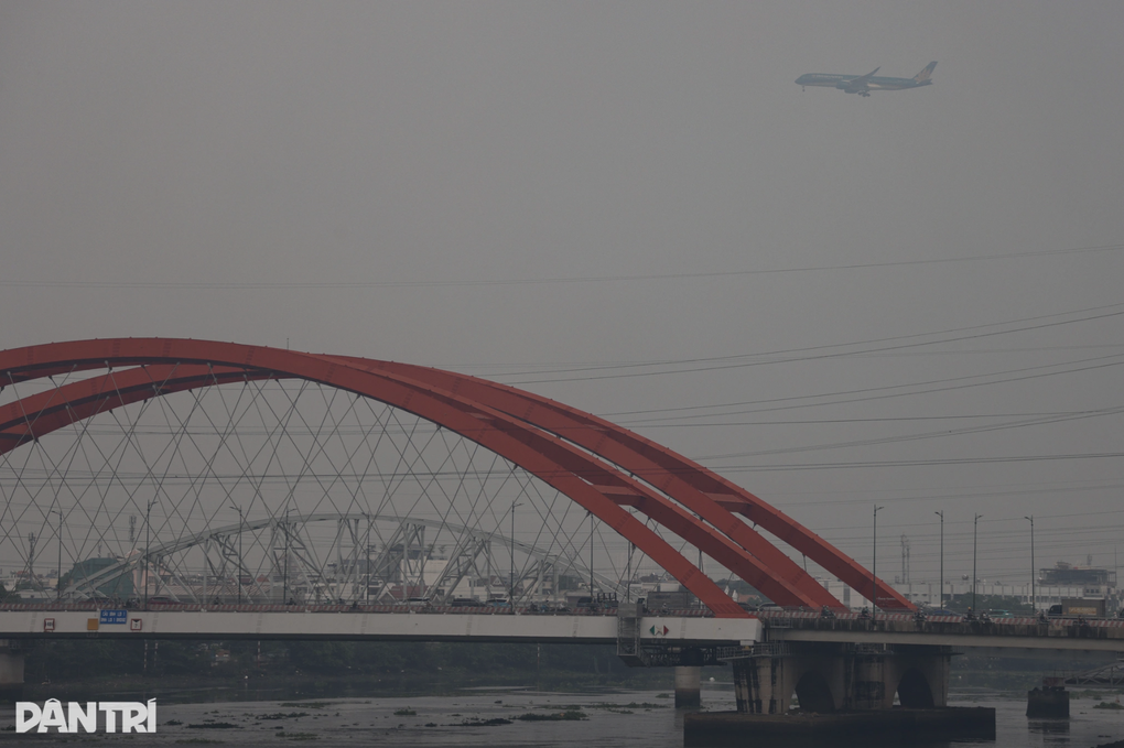 Bầu trời TPHCM mù mịt: Nguy cơ mắc bệnh đường hô hấp, tim mạch - 1