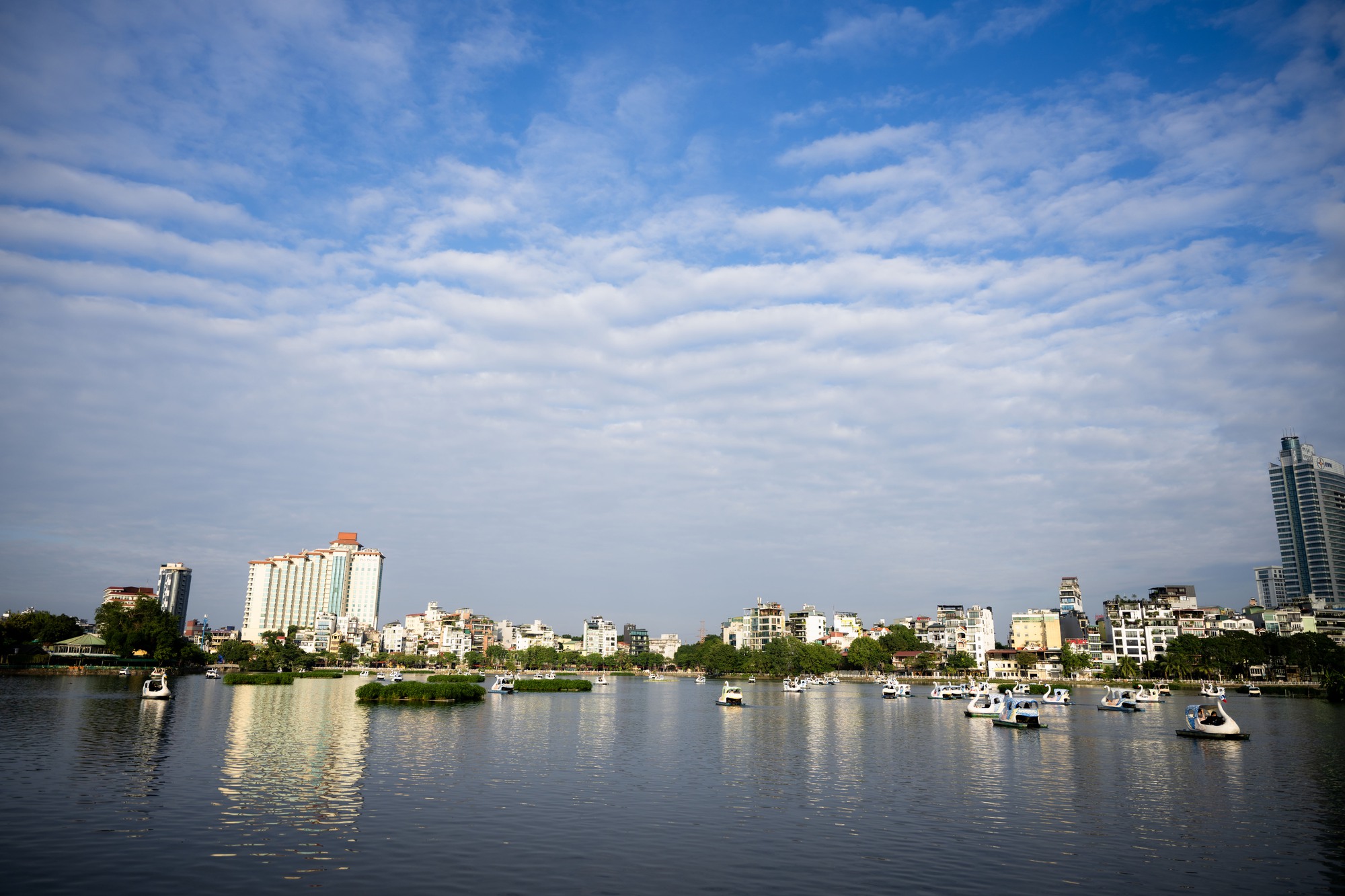 Toàn cảnh Hà Nội hôm nay thật lạ: Bầu trời trong vắt, chất lượng không khí “lọt top” tốt trên thế giới- Ảnh 1. Toàn cảnh Hà Nội hôm nay thật lạ: Bầu trời trong vắt, chất lượng không khí “lọt top” tốt trên thế giới- Ảnh 1.