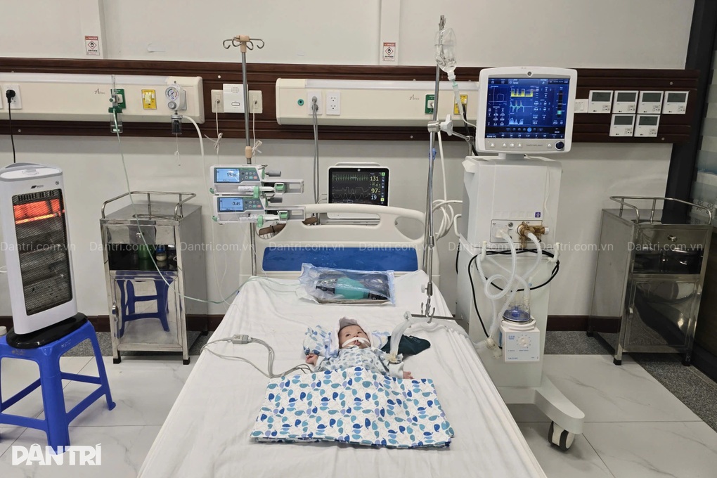 Bé 3 tháng tuổi nguy kịch vì sốc nhiễm khuẩn, cha mẹ nghèo bất lực cầu cứu - 1