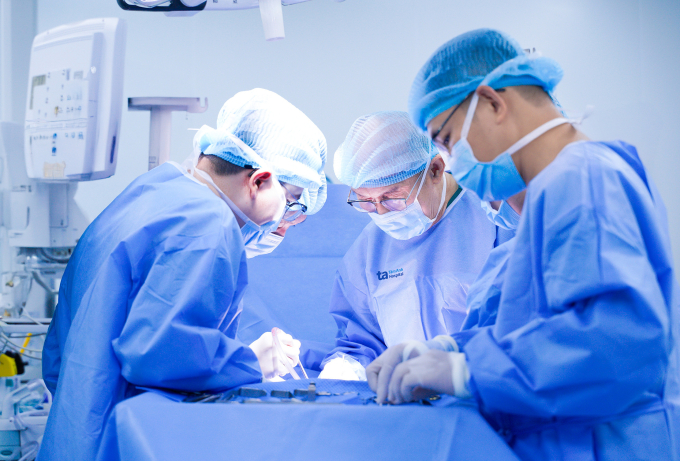 PGS Chuyên (thứ hai từ phải sang) cùng êkíp phẫu thuật điều trị cho bé Thiện. Ảnh: Bệnh viện Đa khoa Tâm Anh