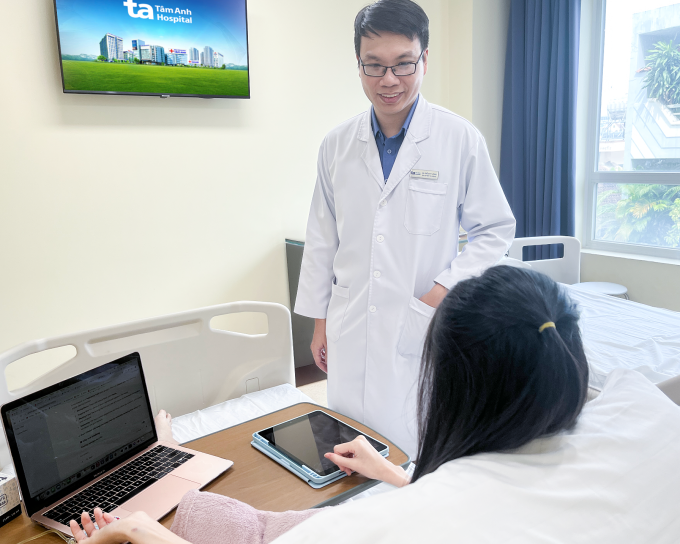 Bác sĩ Long căn dặn bệnh nhân trước lúc xuất viện. Ảnh: Hạ Vũ