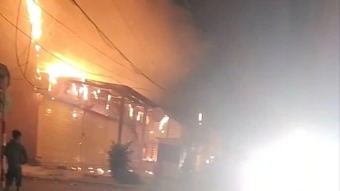 Căn nhà kết hợp cửa hàng thiết bị điện, nước sát quốc lộ 14 bị cháy rạng sáng nay. Ảnh: Ngọc Oanh