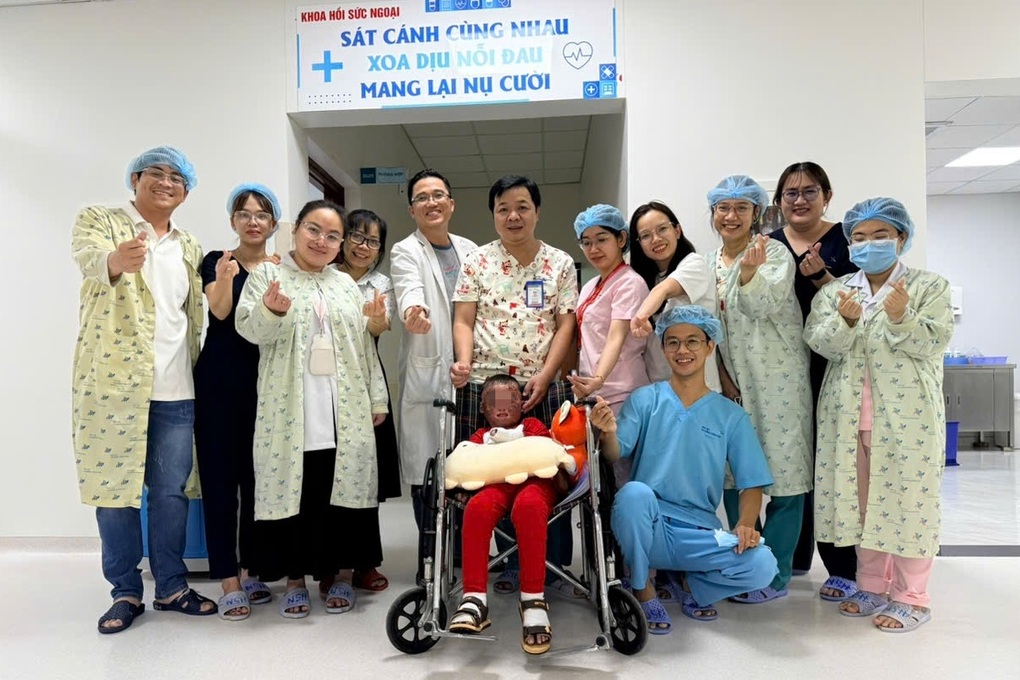 Bé trai 5 tuổi bị cha đốt xăng, bỏng 80% kiên cường vượt 96 ngày điều trị - 2