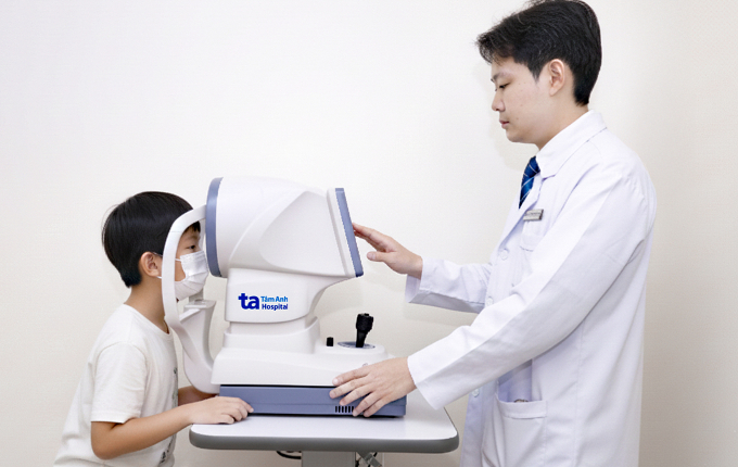 Bác sĩ Huy kiểm tra mắt cho bé Đăng. Ảnh: Bệnh viện Đa khoa Tâm Anh