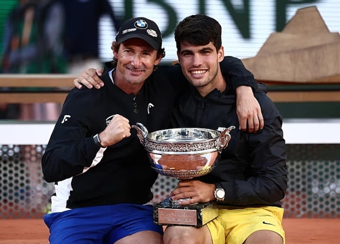 Juan Carlos Ferrero (trái) chụp ảnh cùng Carlos Alcaraz, sau khi tay vợt người Tây Ban Nha đánh bại Alexander Zverev ở chung kết Roland Garros, tại Paris, Pháp ngày 9/6/2024. Ảnh: Reuters