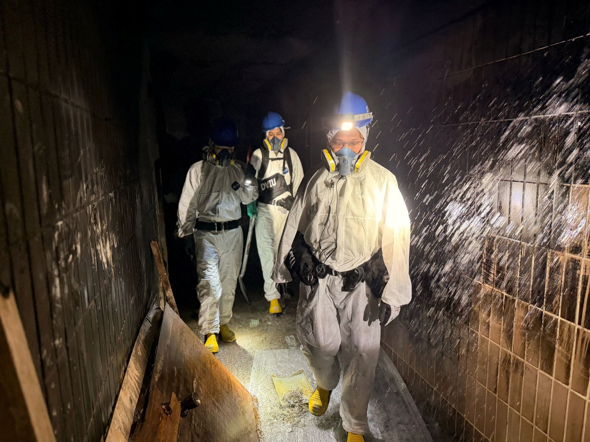 Bên trong những căn hộ bị thiêu rụi trong thảm kịch cháy chung cư Hong Kong - 1