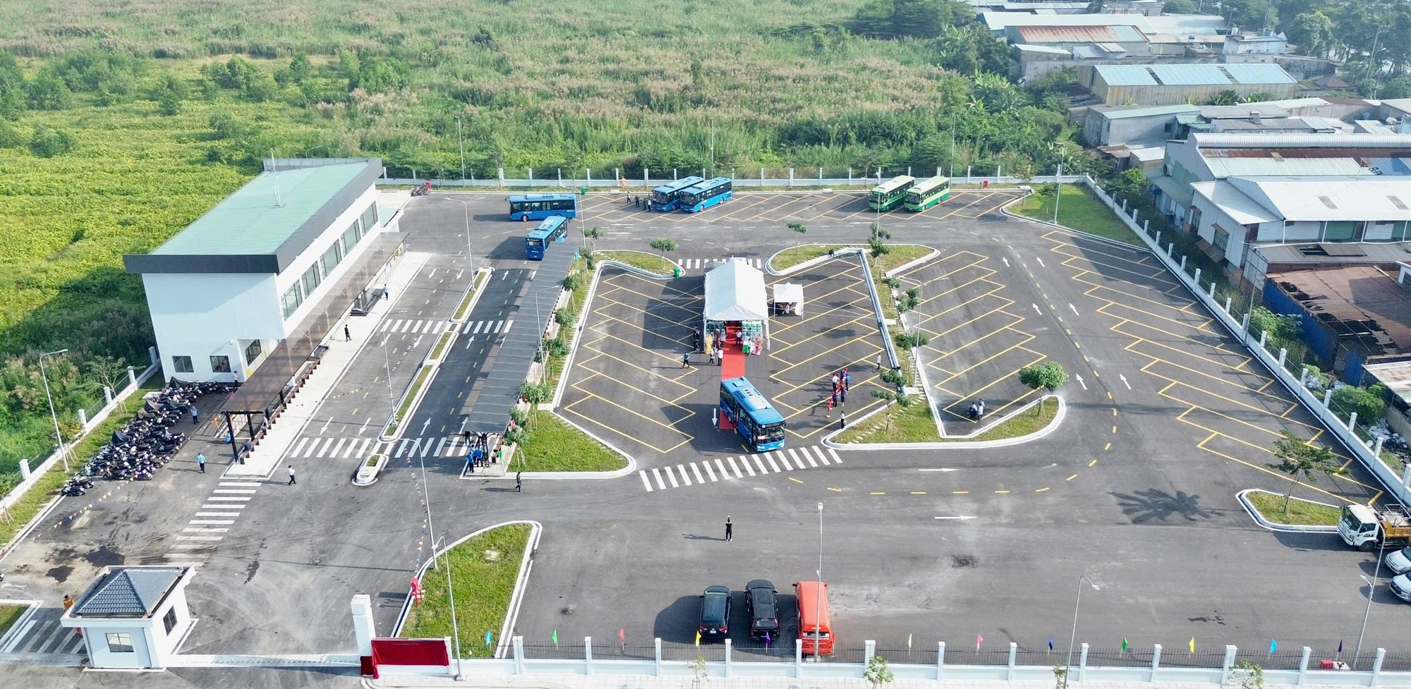 Bến xe buýt Lê Minh Xuân chính thức hoạt động, tăng kết nối giao thông phía tây TP.HCM 1 Bến xe buýt Lê Minh Xuân chính thức hoạt động, tăng kết nối giao thông phía tây TP.HCM - Ảnh 1.