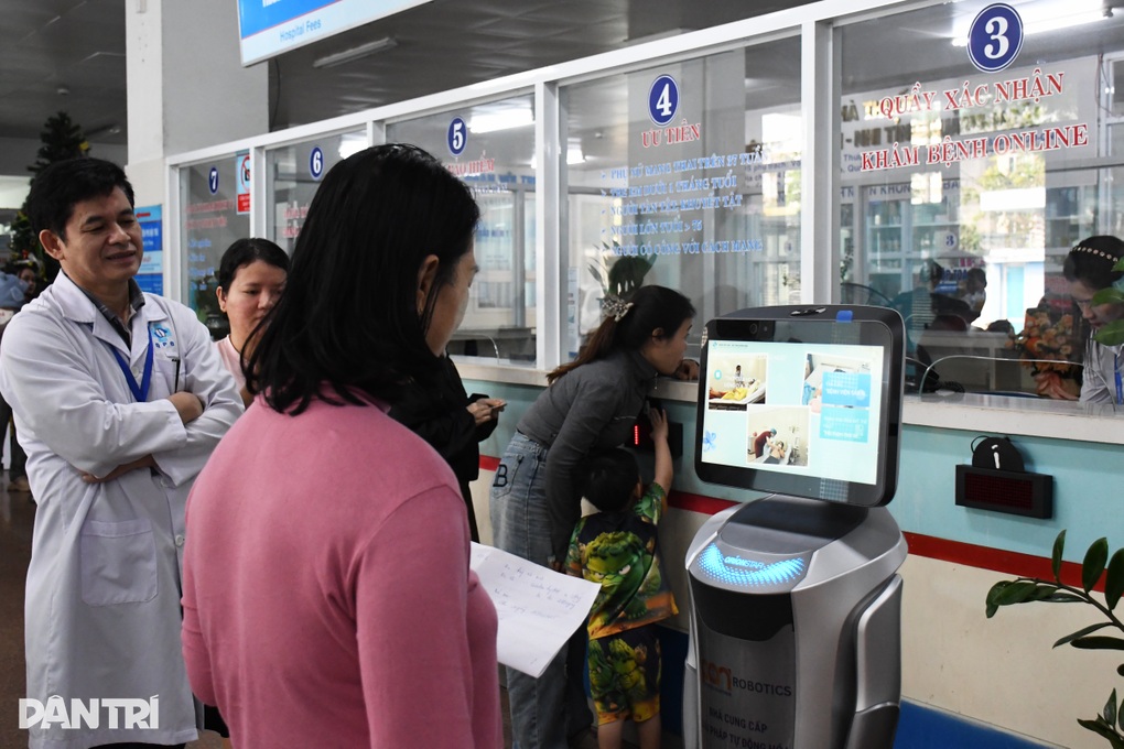 Bệnh nhân được robot dẫn đường đến phòng khám - 1