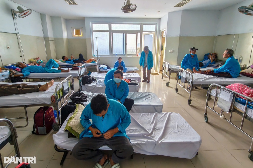 Bệnh nhân nằm giường xếp, hành lang ở bệnh viện ung thư lớn nhất miền Trung - 1