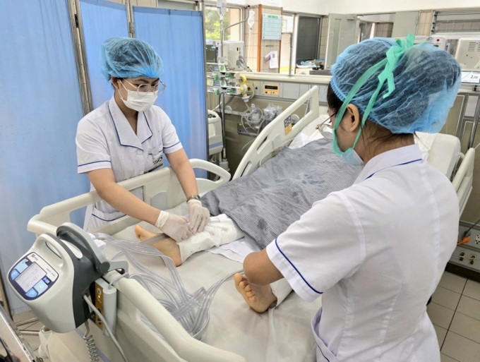 Bệnh nhân đang được chăm sóc, theo dõi sát sao tại Bệnh viện Bạch Mai. Ảnh: Nguyên Hà