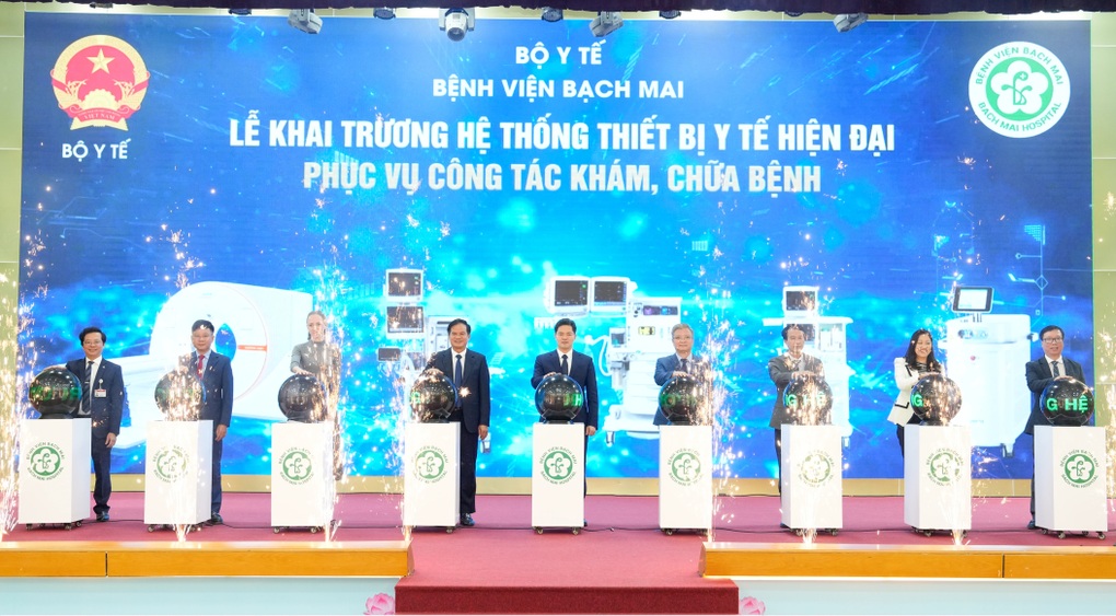 Bệnh viện Bạch Mai đồng loạt đưa vào sử dụng 1.500 thiết bị y tế hiện đại - 1
