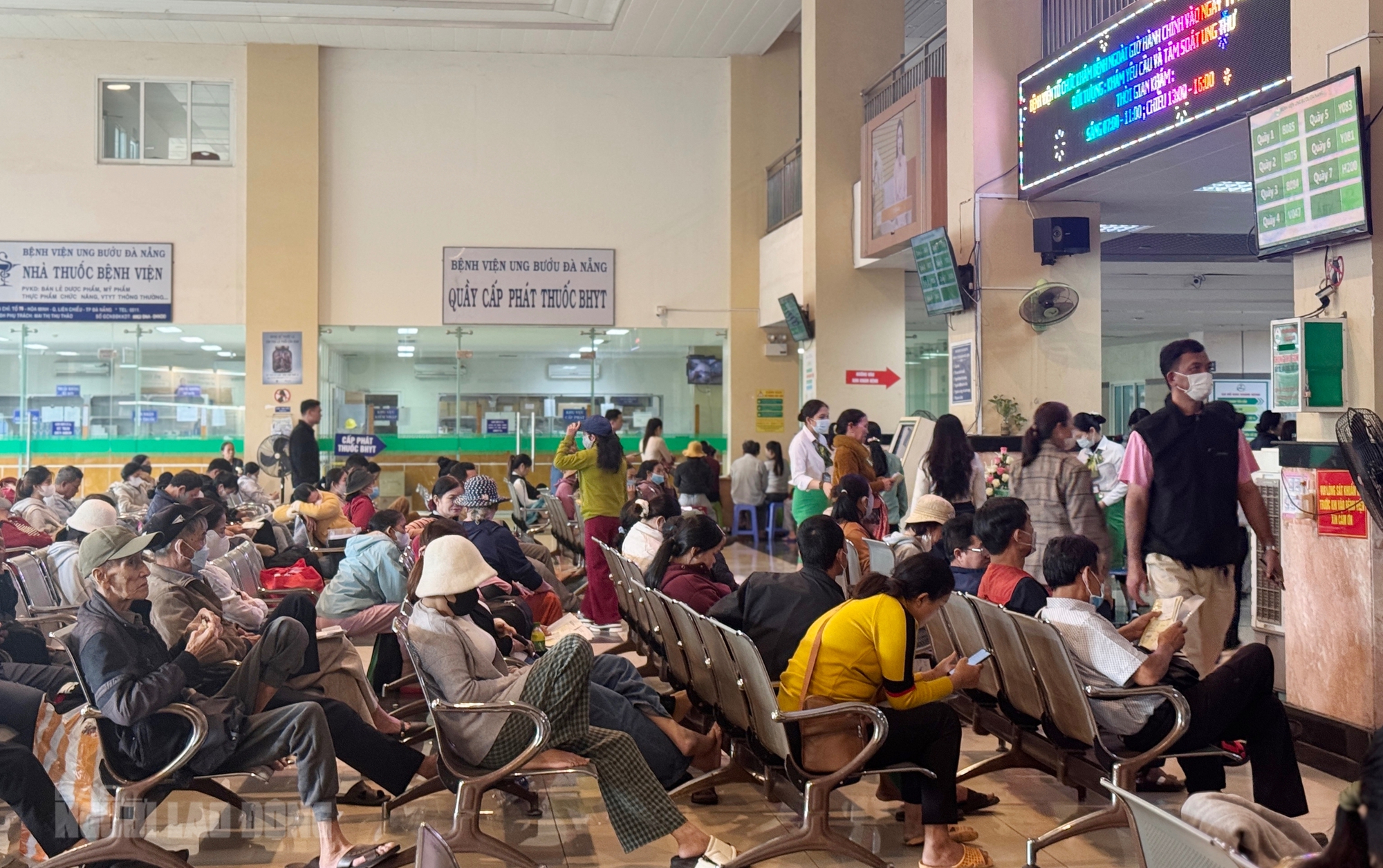 Bệnh viện Ung bướu Đà Nẵng quá tải , bệnh nhân phải nằm giường xếp 1 Bệnh viện Ung bướu Đà Nẵng quá tải, nhiều bệnh nhân phải nằm giường xếp - Ảnh 1.