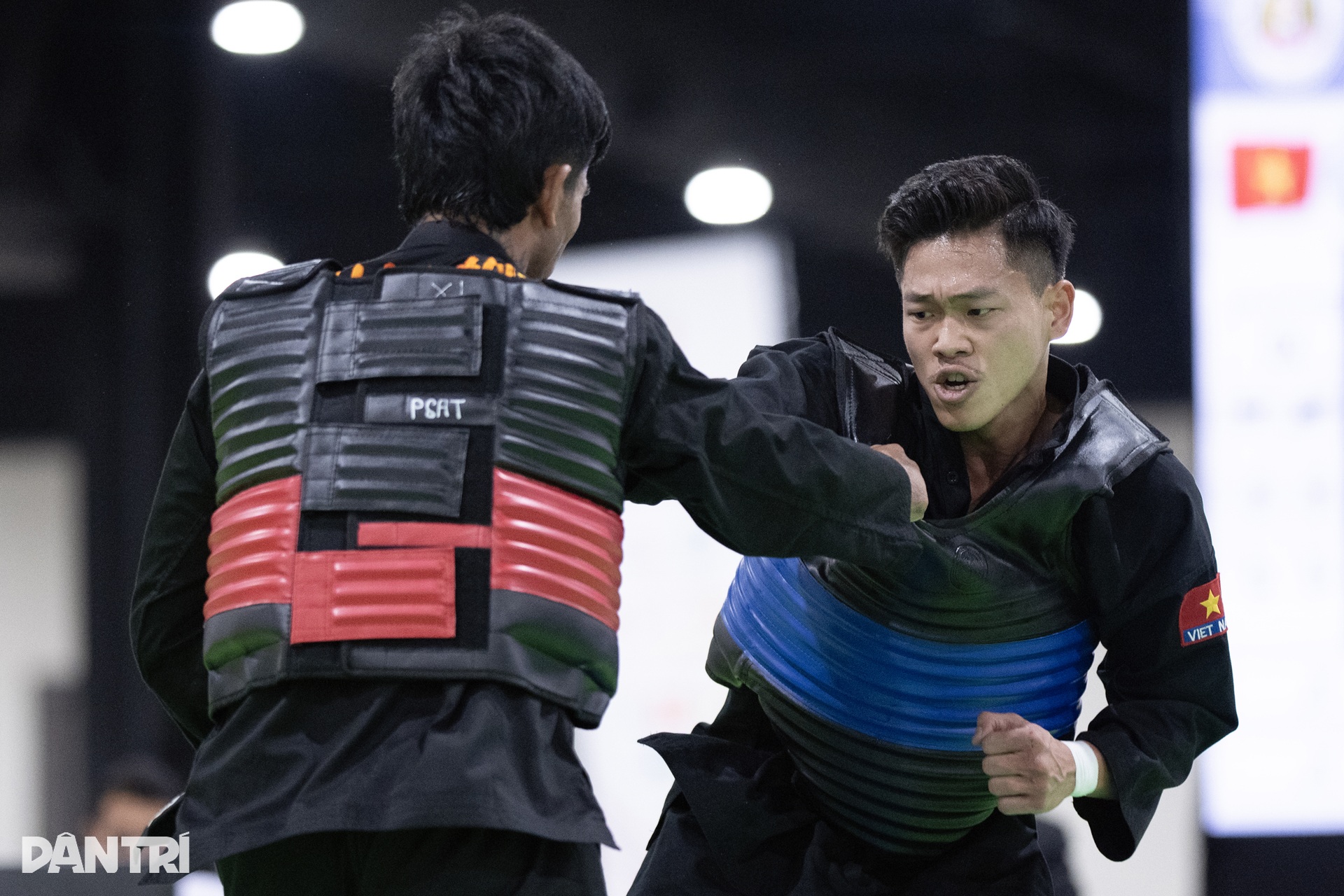 Bị VĐV Thái Lan triệt hạ, võ sĩ Silat Việt Nam nén đau thi đấu giành HCV - 1 Bị VĐV Thái Lan triệt hạ, võ sĩ Silat Việt Nam nén đau thi đấu giành HCV - 1