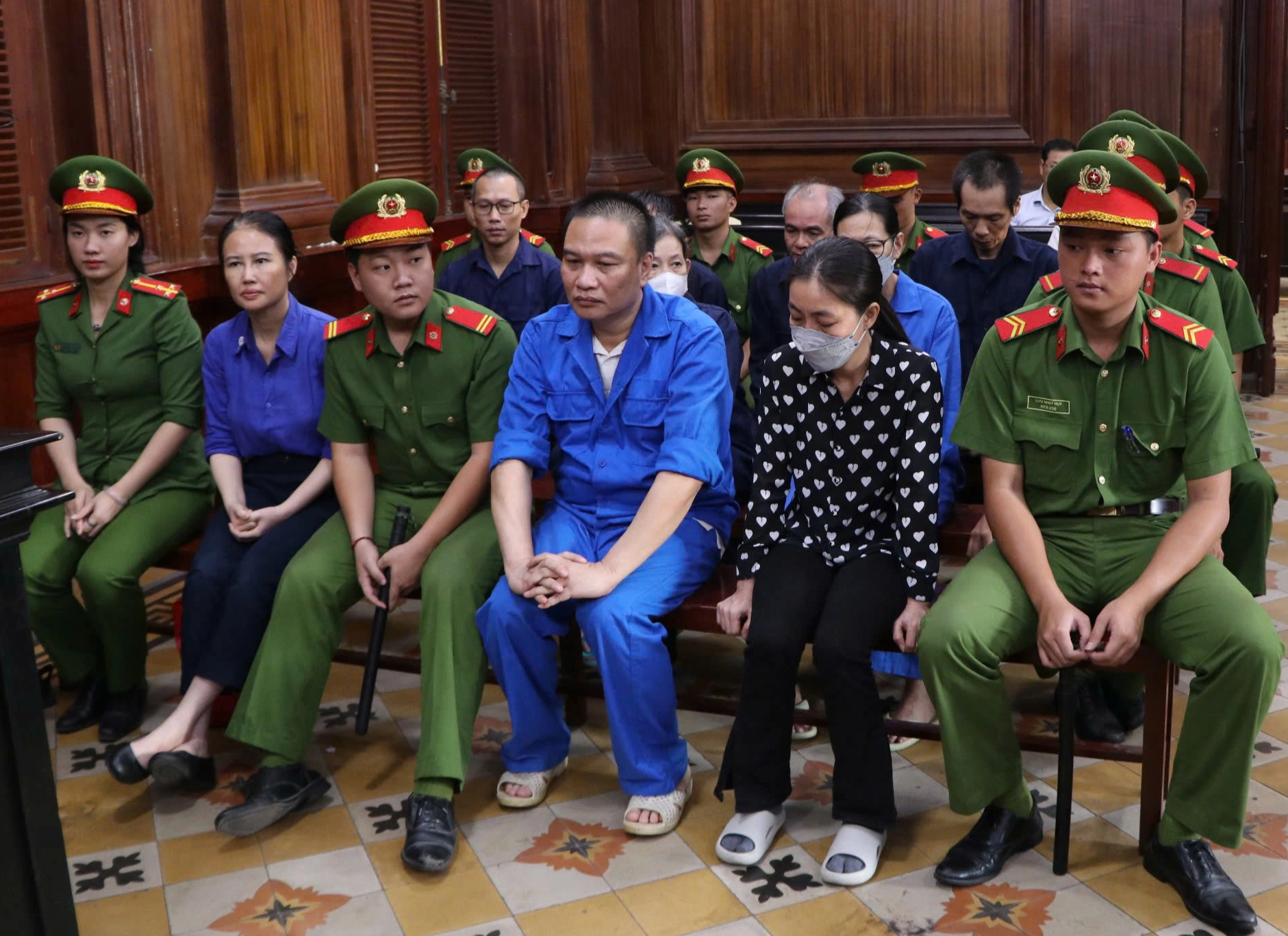 Bị cáo Nguyễn Thị Thanh Nhàn và AIC liên đới bồi thường hơn 75 tỉ đồng- Ảnh 2. Bị cáo Nguyễn Thị Thanh Nhàn và AIC liên đới bồi thường hơn 75 tỉ đồng- Ảnh 2.