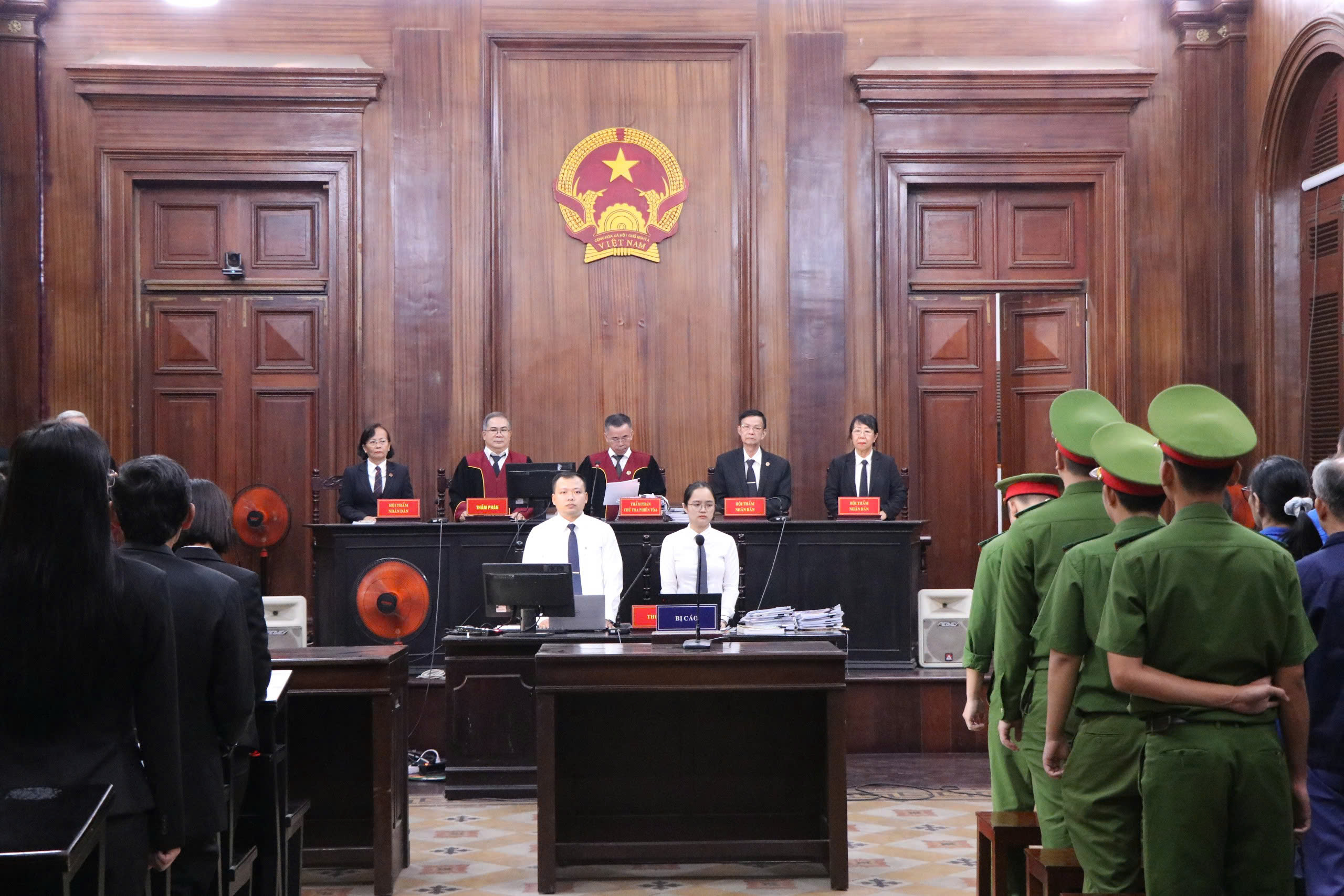 Bị cáo Nguyễn Thị Thanh Nhàn và AIC liên đới bồi thường hơn 75 tỉ đồng- Ảnh 1. Bị cáo Nguyễn Thị Thanh Nhàn và AIC liên đới bồi thường hơn 75 tỉ đồng- Ảnh 1.