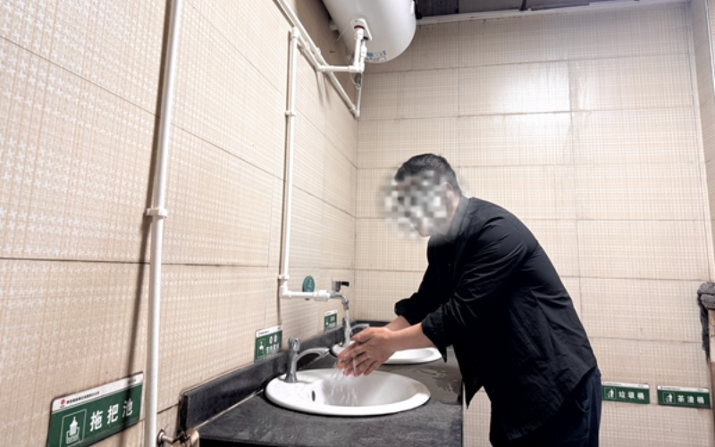 Bị đuổi việc vì đi vệ sinh 4 tiếng trong giờ làm, người đàn ông đâm đơn kiện công ty, đòi bồi thường 1,2 tỷ đồng- Ảnh 1.