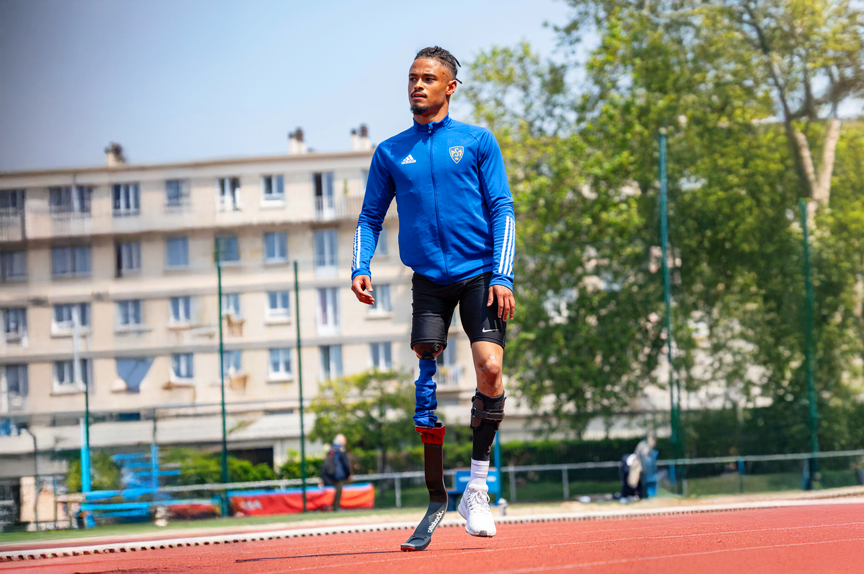 Flavio phải cắt bỏ một chân, từ giã sự nghiệp bóng đá khi chuẩn bị ký hợp đồng thi đấu chuyên nghiệp vì bệnh do não mô cầu. Ảnh: Zbdtalent