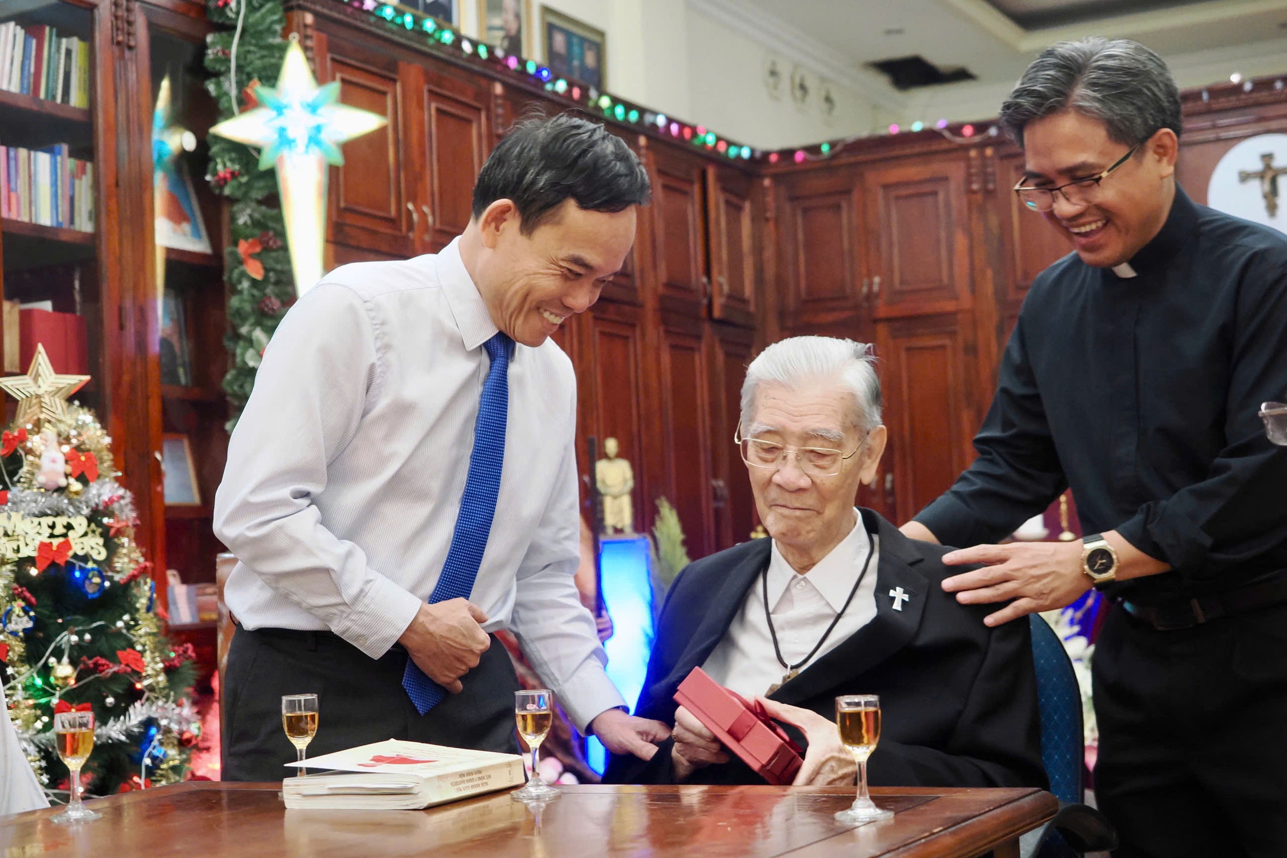 Bí thư Thành ủy TPHCM thăm, chúc mừng các cá nhân dịp Giáng sinh - Ảnh 1.