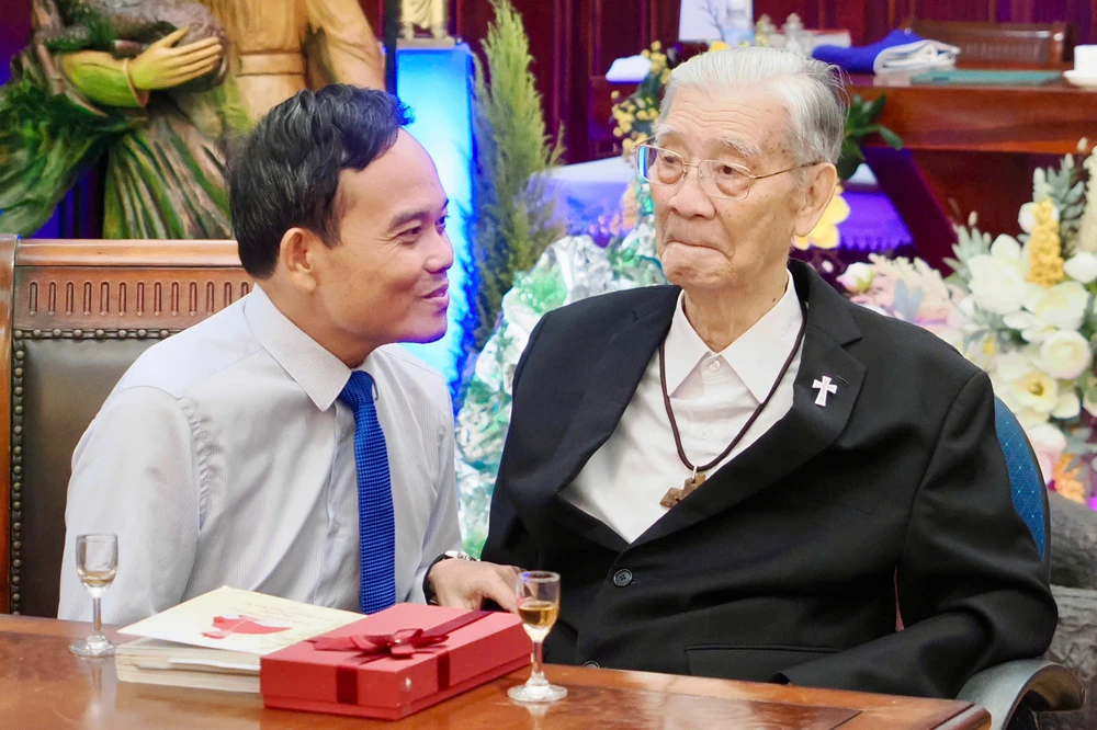 Bí thư Trần Lưu Quang thăm Đức Hồng y Gioan Baotixita Phạm Minh Mẫn tại Trung tâm Mục vụ Tổng Giáo phận TP.HCM. Ảnh: THANH THÙY Giang-sinh-TPHCM (44).jpg