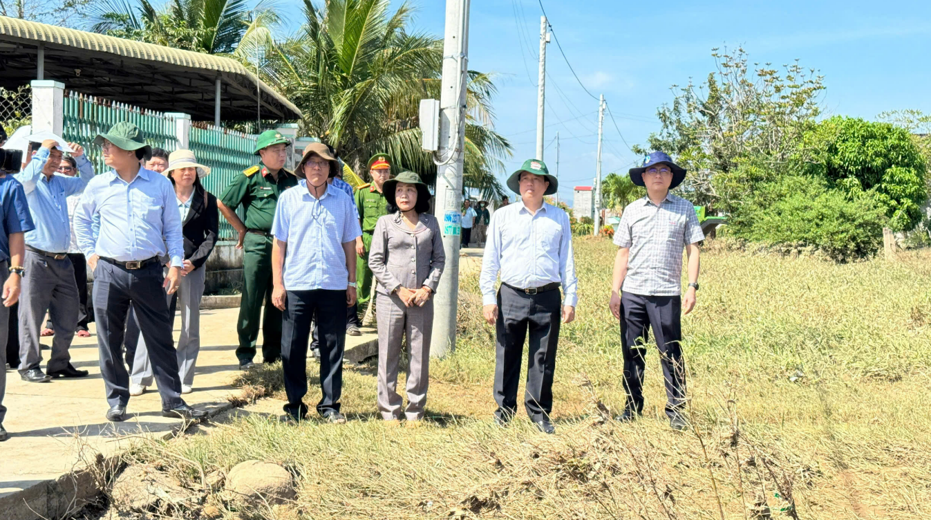 Bí thư tỉnh ủy Lâm Đồng thăm các xã bị ngập lụt sau mưa lớn - Ảnh 1. Bí thư tỉnh ủy Lâm Đồng thăm các xã bị ngập lụt sau mưa lớn - Ảnh 1.