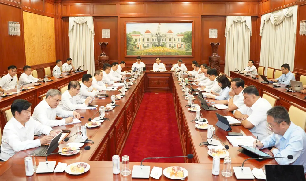 Bí thư Trần Lưu Quang: Sắp xếp, bố trí CBCC tại nơi thừa sang nơi thiếu không chỉ để lấy con số báo cáo cho có-can-bo-tphcm-hop-ban-chap-hanh.jpg