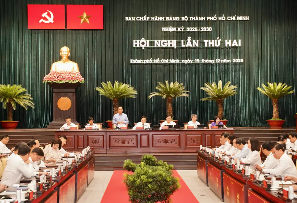 Ban chấp hành Đảng bộ TP.HCM nhiệm kỳ 2025-2030 tổ chức hội nghị lần thứ hai và kết thúc sau một ngày làm việc. Các đại biểu biểu quyết thông qua nghị quyết hội nghị. Ảnh: THUẬN VĂN Bí thư Trần Lưu Quang- Đứng trước cơ hội 'kim cương, làm việc với tinh thần 'việc gì khó không né, việc gì mới thì không chờ'-Bi-thu-tran-luu-quang (2).jpg