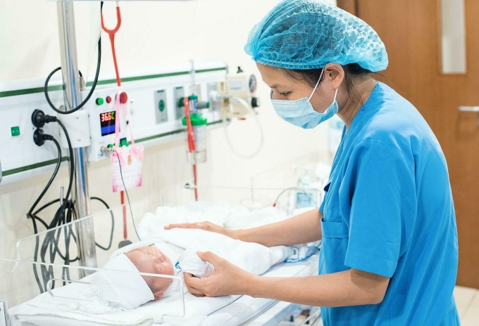 Bác sĩ khám cho trẻ viêm phổi. Ảnh: Bệnh viện Đa khoa Tâm Anh