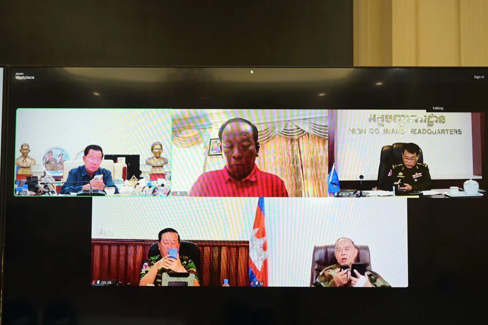 Chủ tịch Thượng viện Campuchia Samdech Hun Sen (trên, trái) họp cùng Bộ trưởng Quốc phòng Tea Seiha (trên, giữa) và các tướng lĩnh cấp cao Campuchia sáng 8-12. Ảnh: FACEBOOK/Samdech Hun Sen of Cambodia Campuchia - Thái Lancam