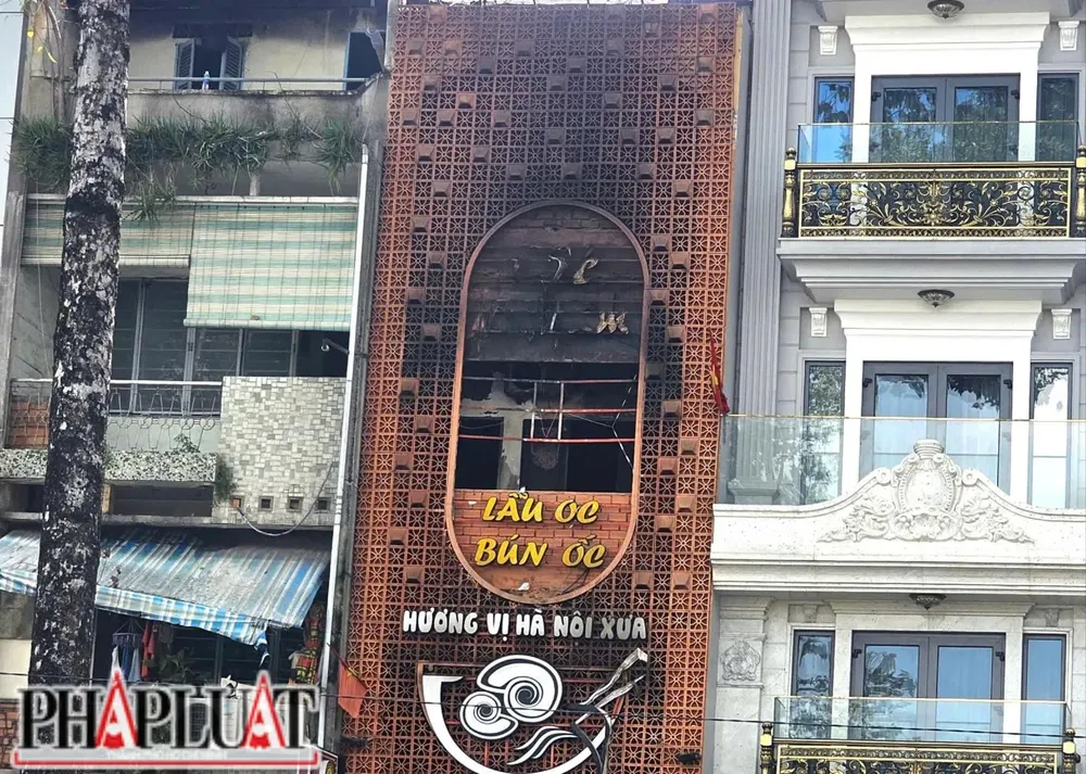 Vụ cháy khiến bốn người chết xảy ra tại căn nhà ống đồng thời là tiệm kinh doanh dịch vụ ăn uống có mặt tiền là biển hiệu che kín hoàn toàn mặt tiền. Ảnh: PH tp-hcm-bien-hieu-bit-kin-nha-ong-chan-duong-song-khi-hoa-hoan (2).jpg