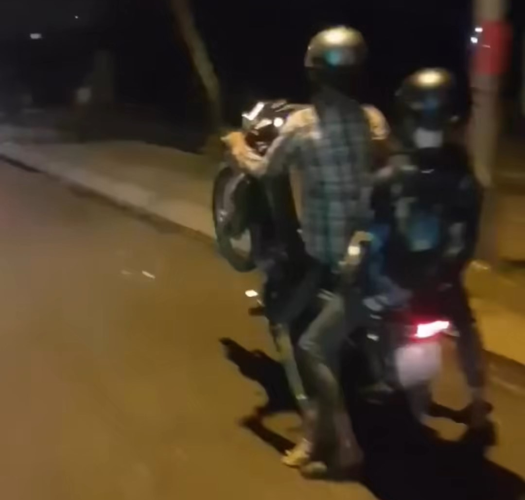 Biểu diễn 'bốc đầu' xe máy, đăng clip TikTok, 'quái xế' 14 tuổi bị cảnh sát tịch thu xe - Ảnh 1.